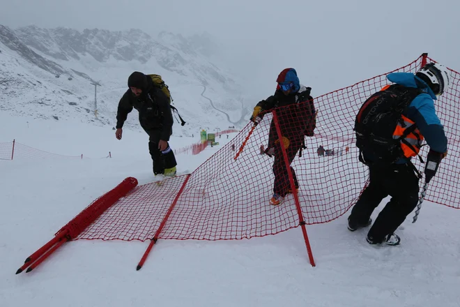 Tekmo so odpihnile snežne padavine in veter. FOTO: Tomi Lombar/Delo