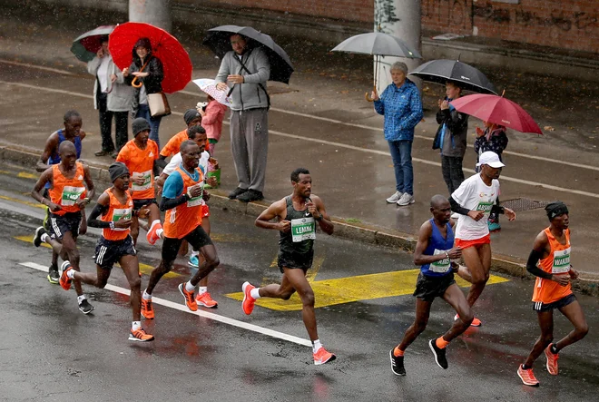 Sisay Lemma na 23. Ljubljanskem maratonu, preden je pobegnil zasledovalcem. FOTO: Matej Družnik/Delo