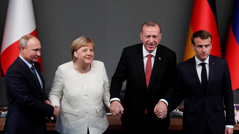 Fotografija: Vladimir Putin (levo), Angela Merkel, Recep Tayyip ​Erdoğan in Emmanuel Macron so se strinjali, da naj si Sirci vodstvo izvolijo sami. FOTO: Reuters