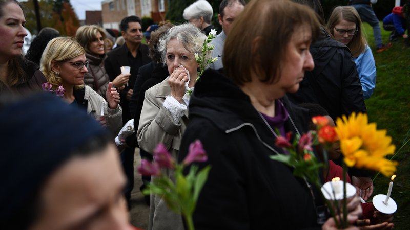 Fotografija: Ljudje se poklanjajo žrtvam novega strelskega pohoda v ZDA. FOTO: AFP