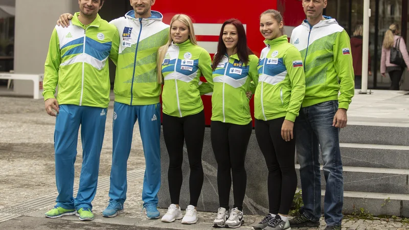 Fotografija: Gimnastična reprezentanca pred odhodom na SP. Na fotografiji: Sašo Bertoncelj, Teja Belak, Tjaša Kysselef, Lucija Hribar. FOTO: Voranc Vogel/Delo