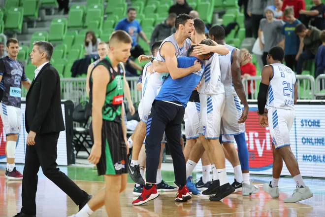 Zoran Martič (levo) in Blaž Mesiček sta v v soboto razočarana zapustila Stožice. FOTO: ABA