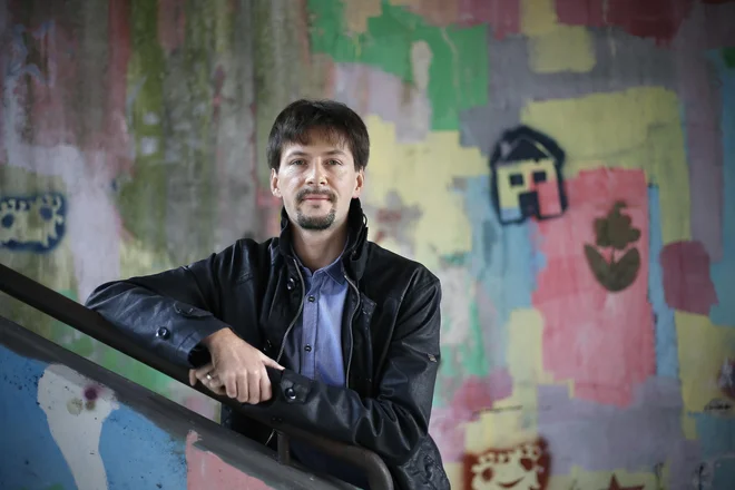 Milan Tomášik: Na odru vselej skušam biti tukaj in zdaj, a se obenem zavedam obstoja večjih sil nad nami. FOTO: Blaž Samec