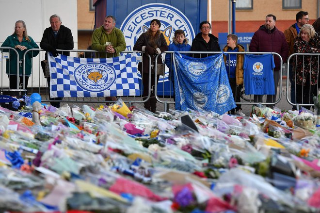 Navijači pred klubom že cel dan odlagajo cvetje v spomin na žrtve. FOTO: AFP