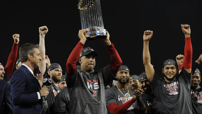 Fotografija: Finale lige MLB je bil letos odločen v petih tekmah, pokal prvaka pa zasluženo v rokah Bostona. FOTO: Reuters