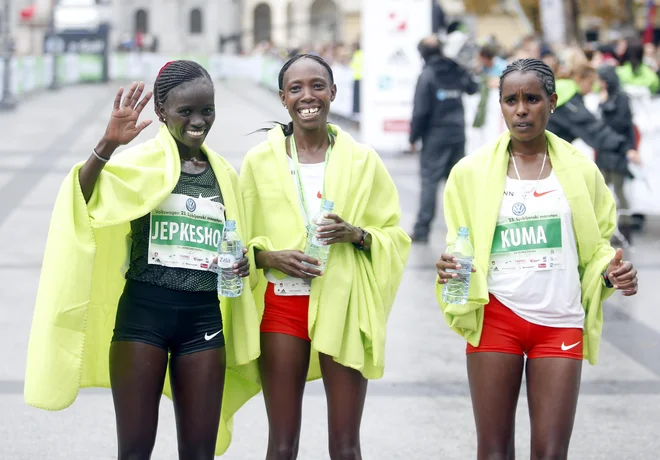 Čeprav je Visiline Jepkesho (levo) krepko izboljšala rekord ljubljanskega maratona, njenih 2;22:58 Ljubljane vseeno ne uvršča posebej visoko med maratoni z najhitrejšim rekordom za ženske. FOTO: Roman Šipić