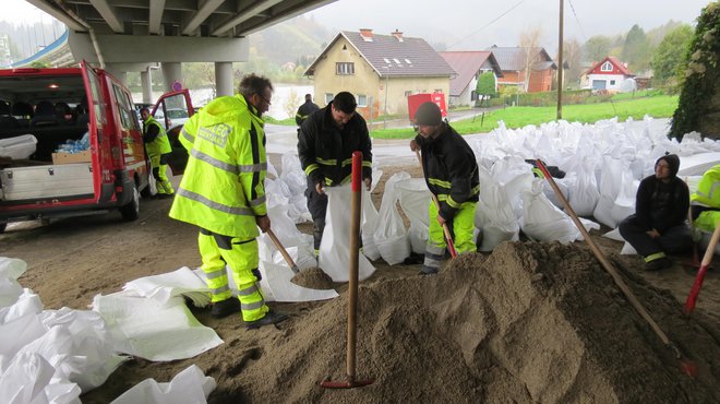 V Dravogradu že polnijo vreče s peskom. FOTO: Mateja Kotnik