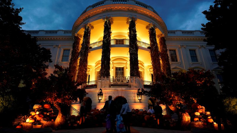 Fotografija: Bela hiša se je za praznik kopala v oranžni svetlobi, vojaški orkester pa je igral srhljive glasbene uspešnice. Foto Joshua Roberts/Reuters