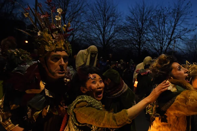 Člani ulične igralske skupine Macnas so sodelovali v paradi <em>Z divjega neba</em>, ki so jo ob noči čarovnic pripravili v riskem mestu Galway. Foto Clodagh Kilcoyne/Reuters