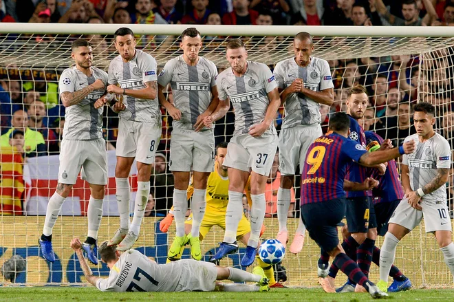 Na tekmi skupinskega dela Lige prvakov, na kateri sta se pomerili Barcelona in Inter, je ob prostem strelu Suareza na nenavaden vendar učinkovit način Brozović blokiral njegov strel po tleh. Barcelona je na stadionu Camp Nou suvereno zmagala z 2:0. Foto Josep Lago Afp