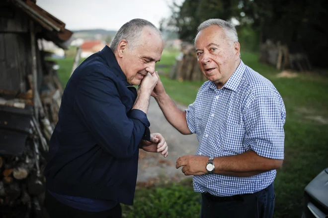Milko Novič in odvetnik Jože Hribernik po Novičevi izpustitvi iz zapora, na Dobu. FOTO: Uroš Hočevar