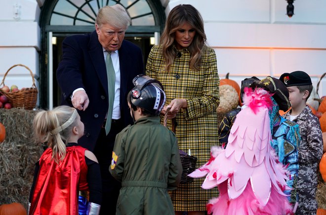 Donald Trump in prva dama Melania Trump nista bila v kostumih, a zato skupaj dobro razpoložena, kar Američani ne vidijo. pogosto. Foto Joshua Roberts/Reuters