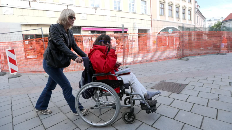 Fotografija: Marsikdo kljub temu, da mu bo zakon omogočil osebno asistenco, ne bo mogel živeti doma, saj nima stanovanja, prilagojenega potrebam invalidov, so opozorili predstavniki zveze paraplegikov.
Foto Dejan Javornik