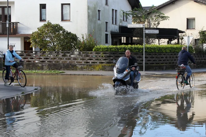 Vozniki naj vožnjo prilagodijo razmeram na cesti. FOTO: Marko Feist 