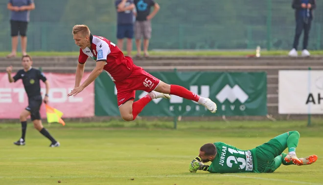 Napadalca Aluminija Roka Kidriča proti Krškemu čaka še trd boj a napredovanje v polfinale. FOTO: Tadej Regent/Delo