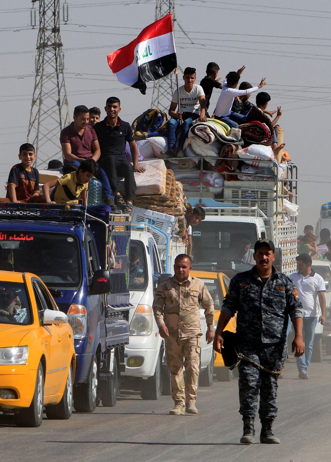 Konvoj razseljenih ljudi med vračanjem v Havijo v bližini Kirkuka, kmalu po koncu iraškem invazije oktrobra lani. FOTO: REUTERS/Alaa Al-Marjani 