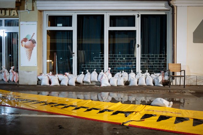 Protipoplavne vreče pred pekarnico v Izoli. FOTO: Jure Makovec/AFP