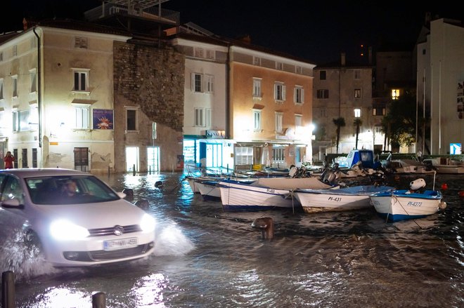 Poplavljenje ulice v Piranu. FOTO: Jure Makovec/AFP