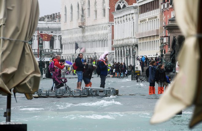 Poplave so v Benetkah stalnica. FOTO: Miguel Medina/AFP
