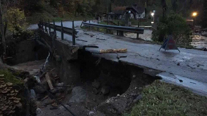 Fotografija: Občino Tržič je ponoči prizadelo hudo neurje, ki je povzročilo gromozansko materialno škodo. FOTO: Uprava RS za zaščito in reševanje