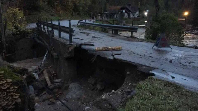 Občino Tržič je ponoči prizadelo hudo neurje, ki je povzročilo gromozansko materialno škodo. FOTO: Uprava RS za zaščito in reševanje