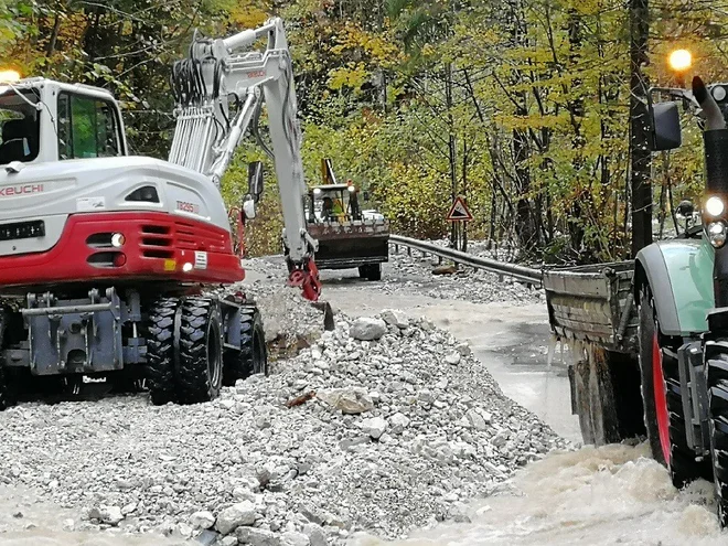 Potok zopet poplavlja velik del ceste in parkirišča. FOTO: RTC Krvavec