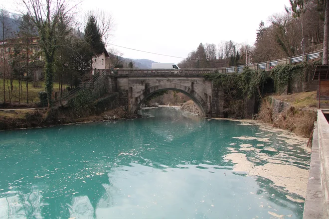 Most na Mostu na Soči bo imel še vsaj dve leti svojo staro podobo. FOTO: Blaž Močnik/Delo