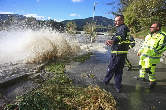 V Dravogradu so že od včeraj pripravljeni na najbolj črn scenarij. FOTO: Tadej Regent/Delo