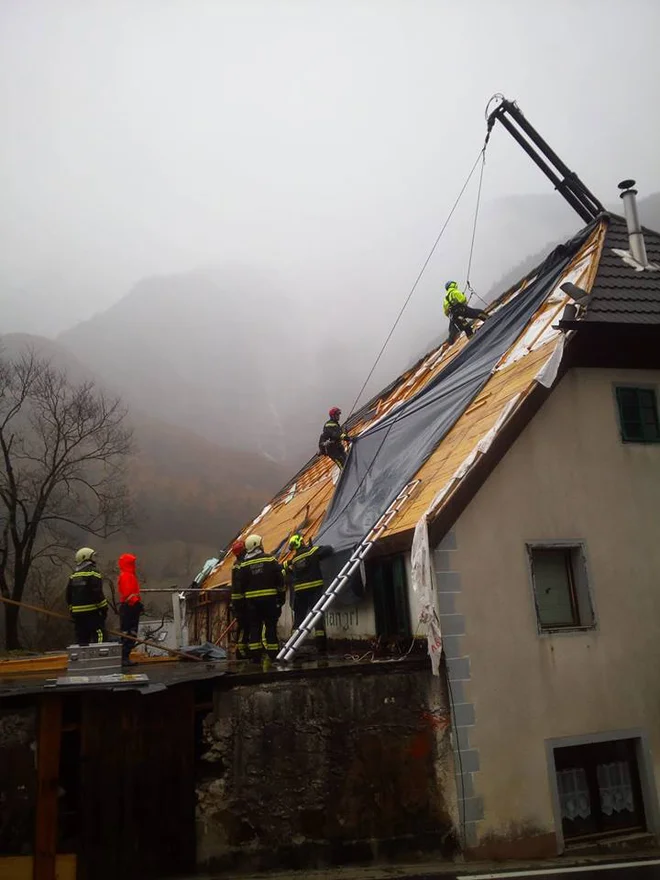 Gostišče Mangart je skoraj ostalo brez strehe. FOTO: PGD Log pod Mangartom