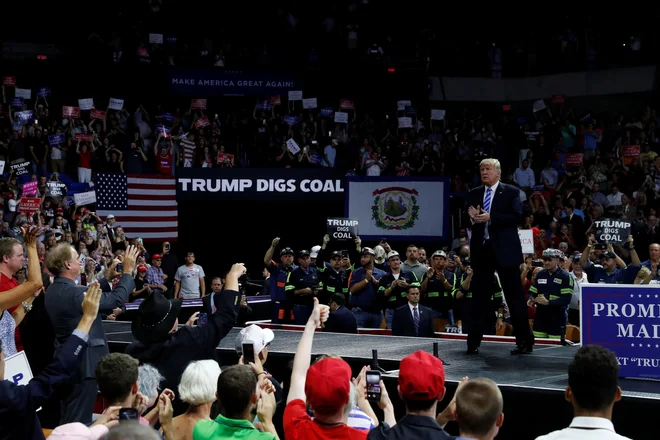 Donald Trump na predvolilnem zborovanju v mestecu Charleston v Zahodni Virginiji. FOTO: Reuters