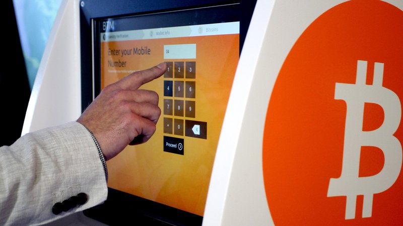 Fotografija: Prve bankomate za bitcoine smo pri nas dobili leta 2014. Zdaj so poleg Ljubljane še v Mariboru, Celju in Kopru. Foto Roman Šipić