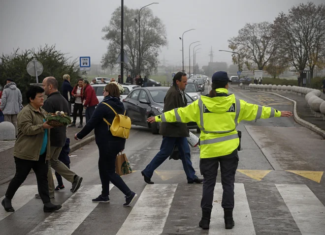 Ob pokopališčih veljajo posebni prometni režimi. FOTO: Blaž Samec/Delo