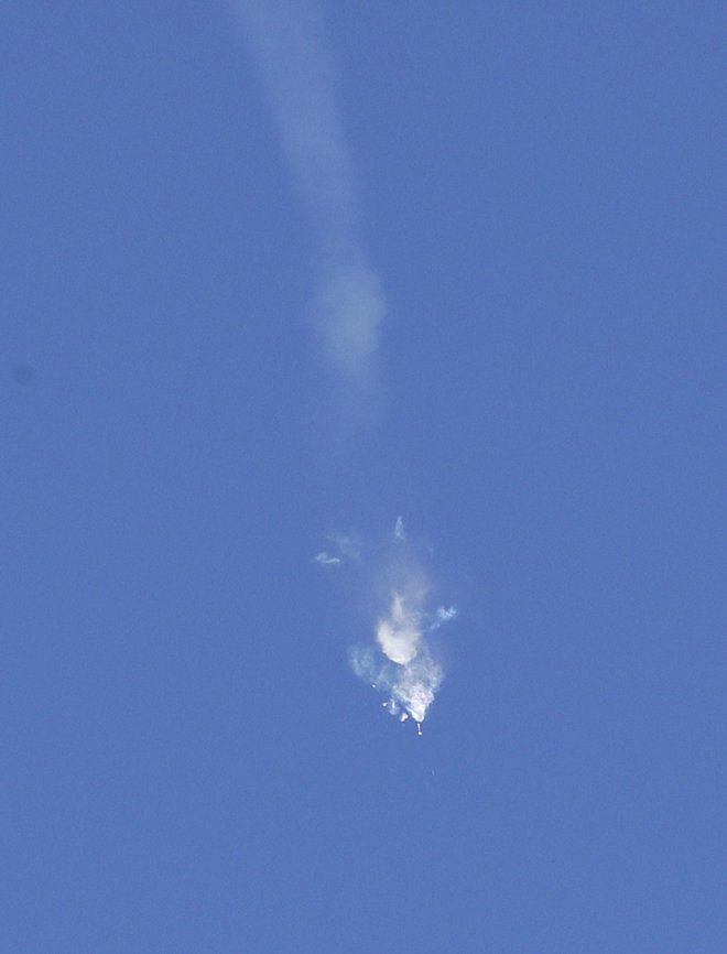 Raketa je razpadla med poletom. FOTO: Dmitri Lovetsky/AP