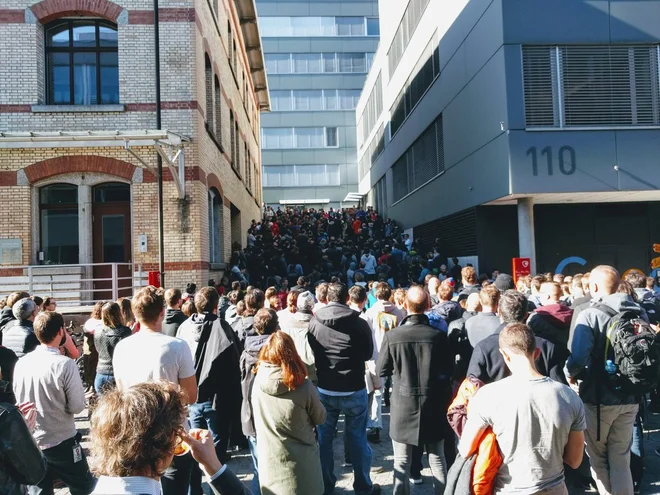 Takole so se zaposleni zbrali pred pisarno v švicarskem Zürichu. FOTO: Reuters