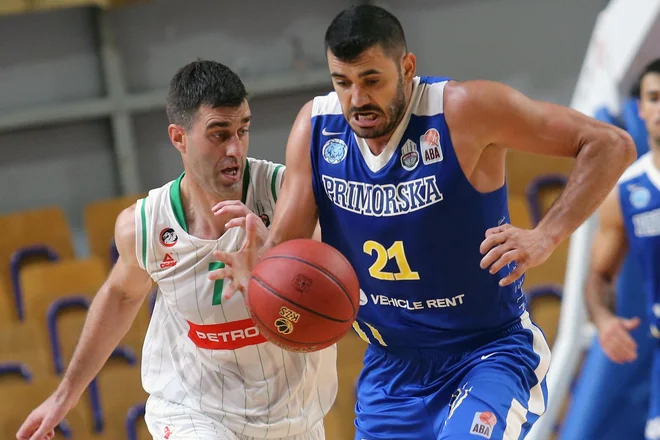 Marko Jagodić Kuridža (z žogo) se je na superpokalni tekmi z Olimpijo izkazal s 23 točkami in 7 skoki. FOTO: Tomi Lombar