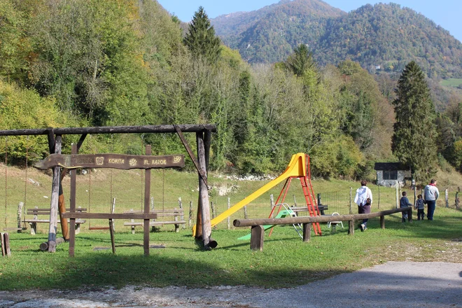 Otroška igrala na Ločah so od Tolminskih korit oddaljena le nekaj minut hoje. FOTO: Blaž Močnik