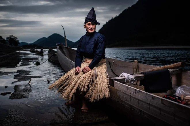 Portret japonskega ribiča, ki lovi s pomočjo kormorana, mojstra Shujija Sugiyame. Ta starodavni poklic "Ukai", poklic že stoletja postopoma izumira, a je še vedno velika turistična atrakcija in skrbno zaščiten del narodne dediščine države. Foto Martin Bureau Afp
