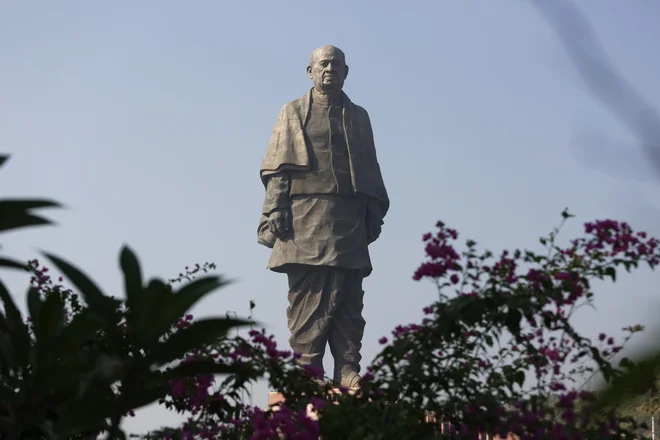 Sardar Patel, kot ga ljubkovalno imenujejo Indijci, je bil namestnik premiera Džavaharlala Nehruja in »jekleni mož«, ki se je še veliko odločneje kot Nehru upiral kolonizatorjem. FOTO: Ajit Solanki/AP
