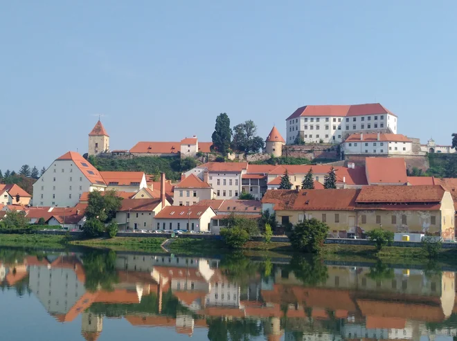 Ptuj je zakladnica kulturne dediščine. Na tamkajšnjem gradu se lahko sprehodite skozi več zbirk: Ptujski grad skozi stoletja, zbirko fevdalne stanovanjske kulture, zbirko glasbil ... FOTO: Silva Čeh