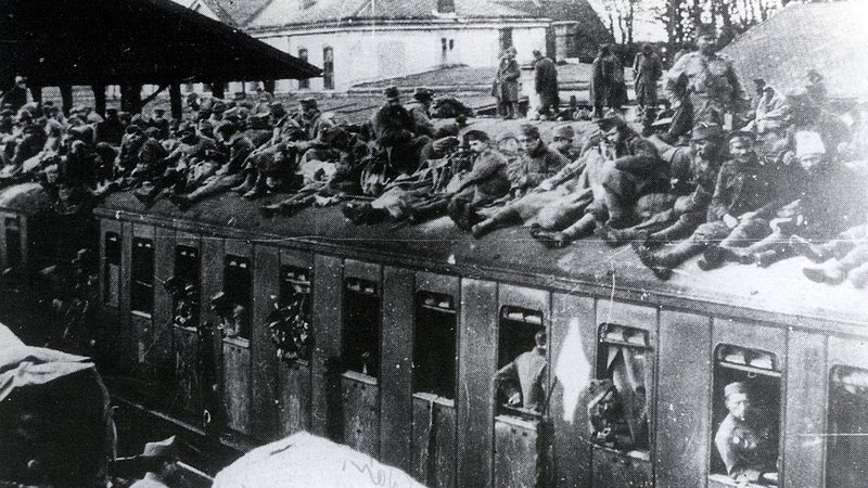 Fotografija: Polni vagoni avstro-ogrske vojske, ki se želijo čimprej vrniti domov z italijansko avstroogrskega bojišča. Mnogi so se v prvih tednih novembra vračali tudi prek slovenskega ozemlja. FOTO zasebna last