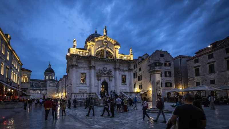Turizem v zasedenem mestu. FOTO: Voranc Vogel