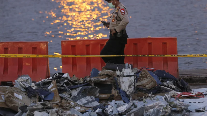 Fotografija: Boeing 737 MAX je s 189 potniki na krovu v ponedeljek kmalu po vzletu z letališča v Džakarti strmoglavil v morje. FOTO: Tatan Syuflana/AP