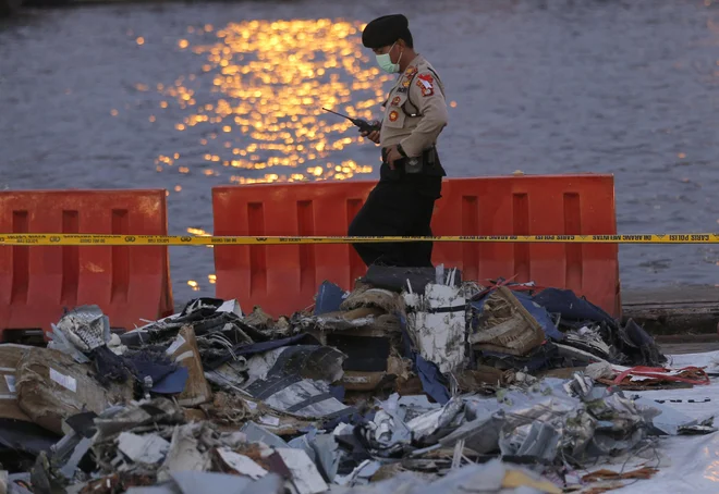 Boeing 737 MAX je s 189 potniki na krovu v ponedeljek kmalu po vzletu z letališča v Džakarti strmoglavil v morje. FOTO: Tatan Syuflana/AP