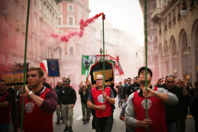 Shod skrajnega desničarskega gibanja CasaPound na tržaških ulicah. FOTO: Jure Eržen/Delo