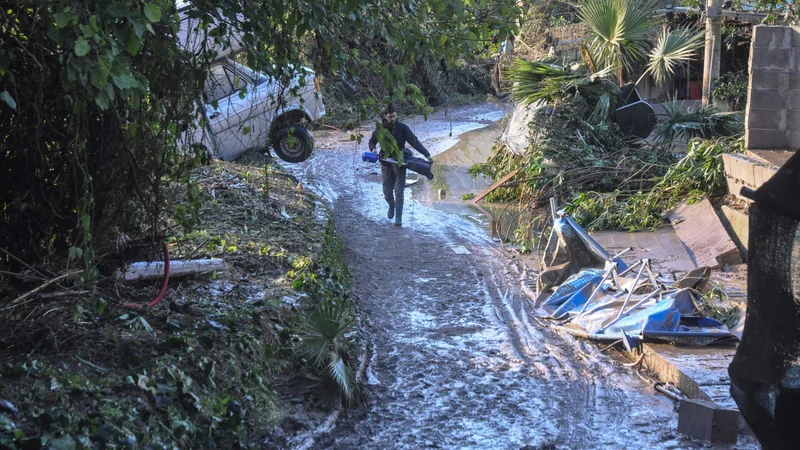 Fotografija: Neurja z močnim vetrom in obilnim dežjem, ki po vsej Italiji pustošijo že teden dni, so zahtevala skupno že najmanj 27 smrtnih žrtev. FOTO: Alessandro Fucarini/AFP