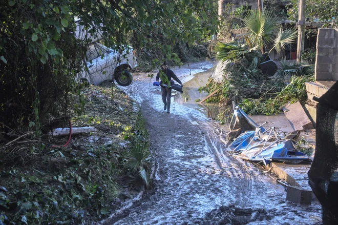 Neurja z močnim vetrom in obilnim dežjem, ki po vsej Italiji pustošijo že teden dni, so zahtevala skupno že najmanj 27 smrtnih žrtev. FOTO: Alessandro Fucarini/AFP