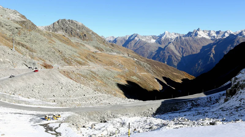 Fotografija: Pogled z ledenika Rettenbach nad Söldnom konec oktobra kaže gola pobočja. Narava se v letošnjem pripravljalnem obdobju ni izkazala. FOTO: Tomi Lombar/Delo