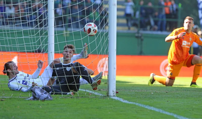 Rok Sirk je v Kidričevem v mrežo Aluminija poslal dve žogi. FOTO: Tadej Regent/Delo