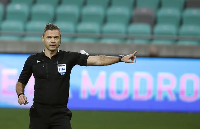 Damir Skomina je imel v Stožicah polne roke dela. FOTO: Blaž Samec/Delo
