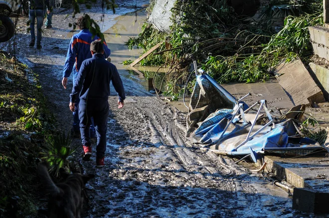 Neurja z močnim vetrom in obilnim dežjem, ki po vsej Italiji pustošijo že teden dni, so zahtevala skupno že najmanj 29 smrtnih žrtev. FOTO: Alessandro Fucarini/Afp